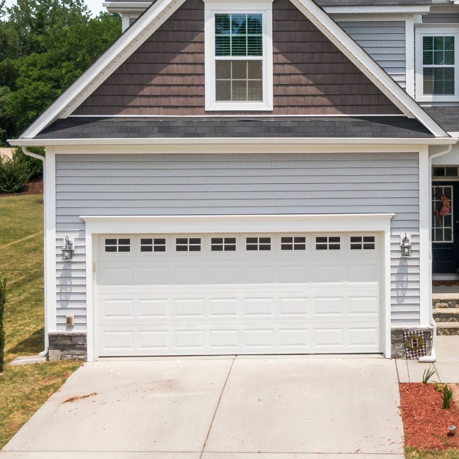 Aldie VA home with updated garage door serviced by local company Door Doctor