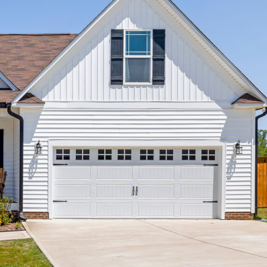 Burke VA home with updated garage door serviced by local company Door Doctor