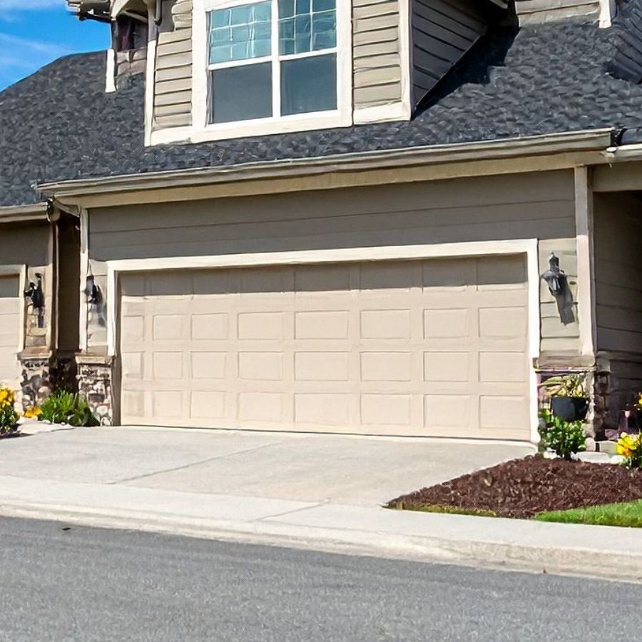 Centreville VA home with updated garage door serviced by local company Door Doctor