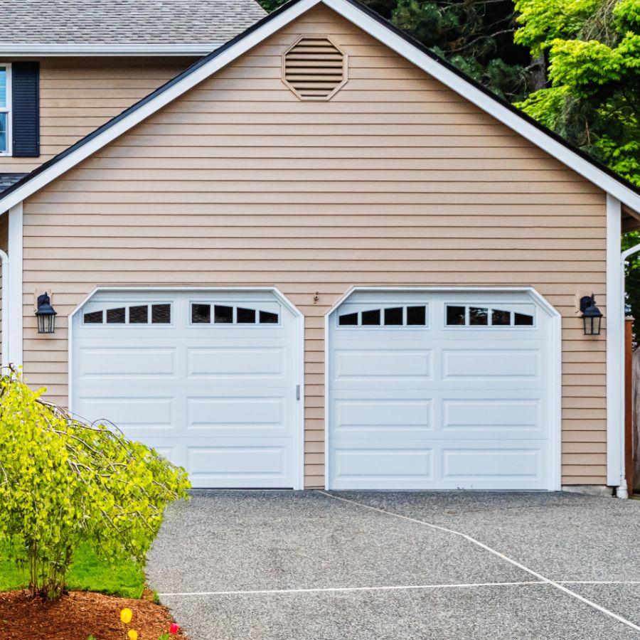 Fairfax Station VA home with updated garage door serviced by local company Door Doctor
