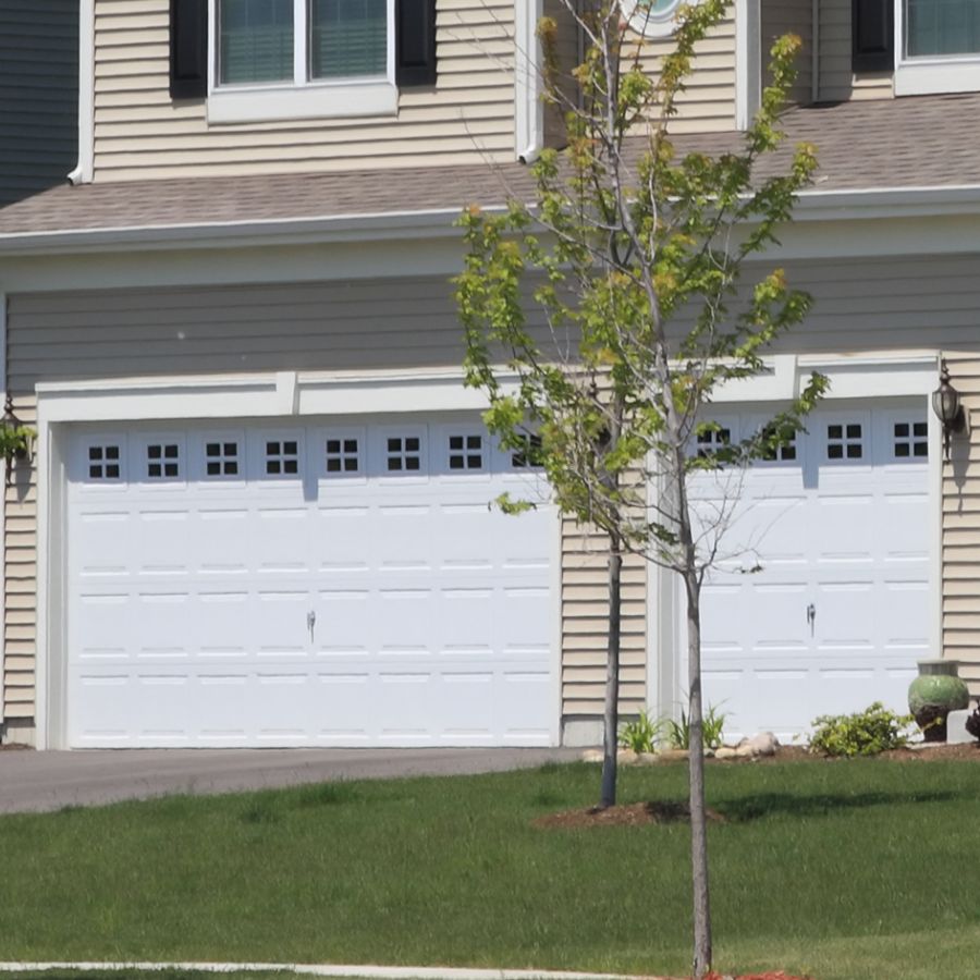 Fairfax VA home with updated garage door serviced by local company Door Doctor