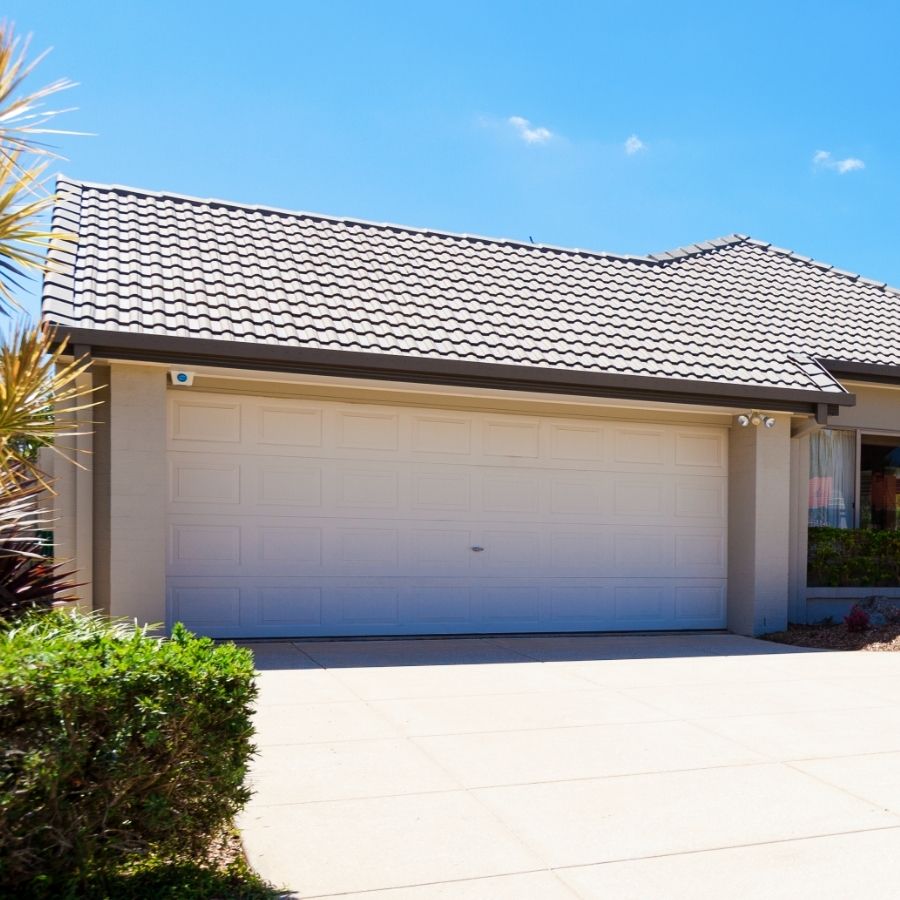 Falls Church VA home with updated garage door serviced by local company Door Doctor