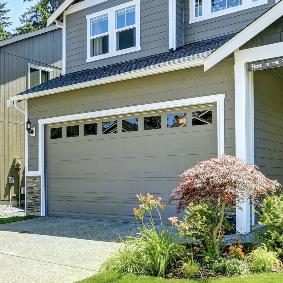 Herndon VA home with updated garage door serviced by local company Door Doctor