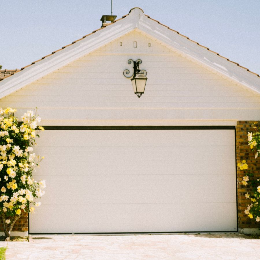 Leesburg VA home with updated garage door serviced by local company Door Doctor