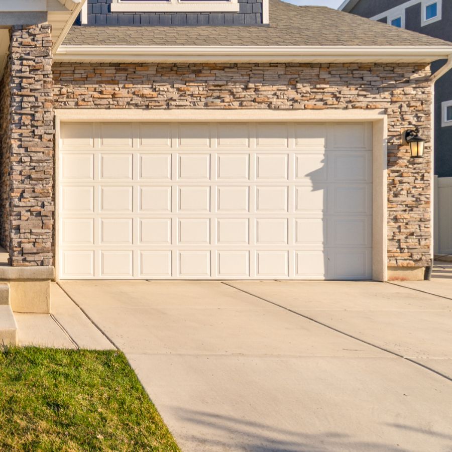 Lorton VA home with updated garage door serviced by local company Door Doctor