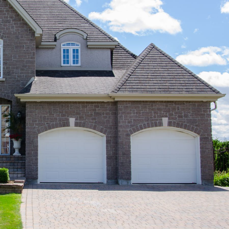 Manassas VA home with updated garage door serviced by local company Door Doctor
