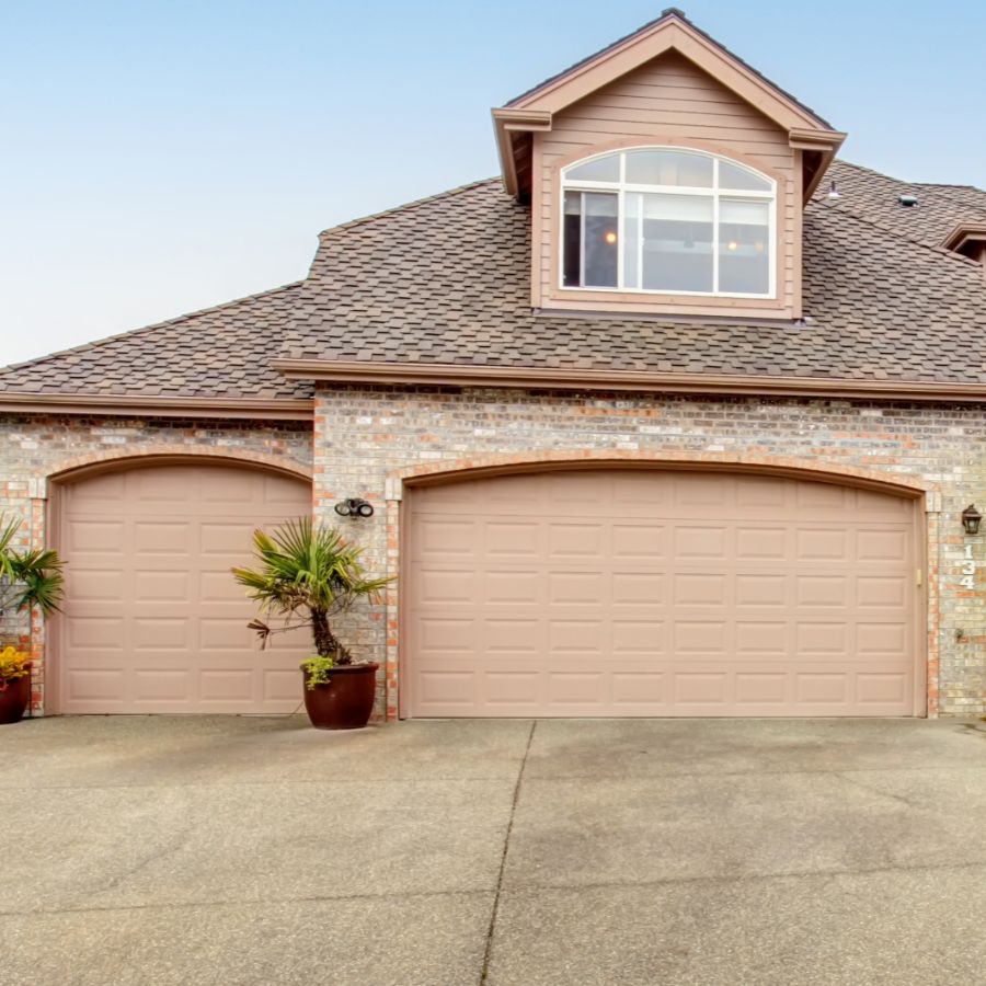 McLean VA home with updated garage door serviced by local company Door Doctor