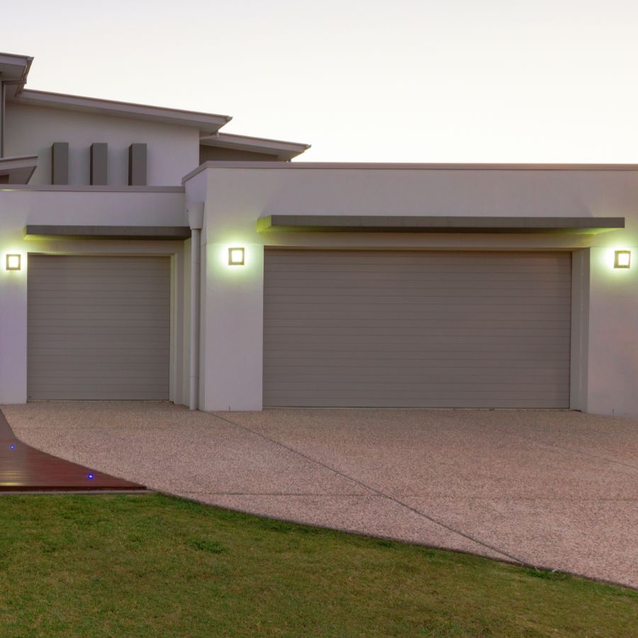 Merrifield, VA home with updated garage door serviced by local company Door Doctor
