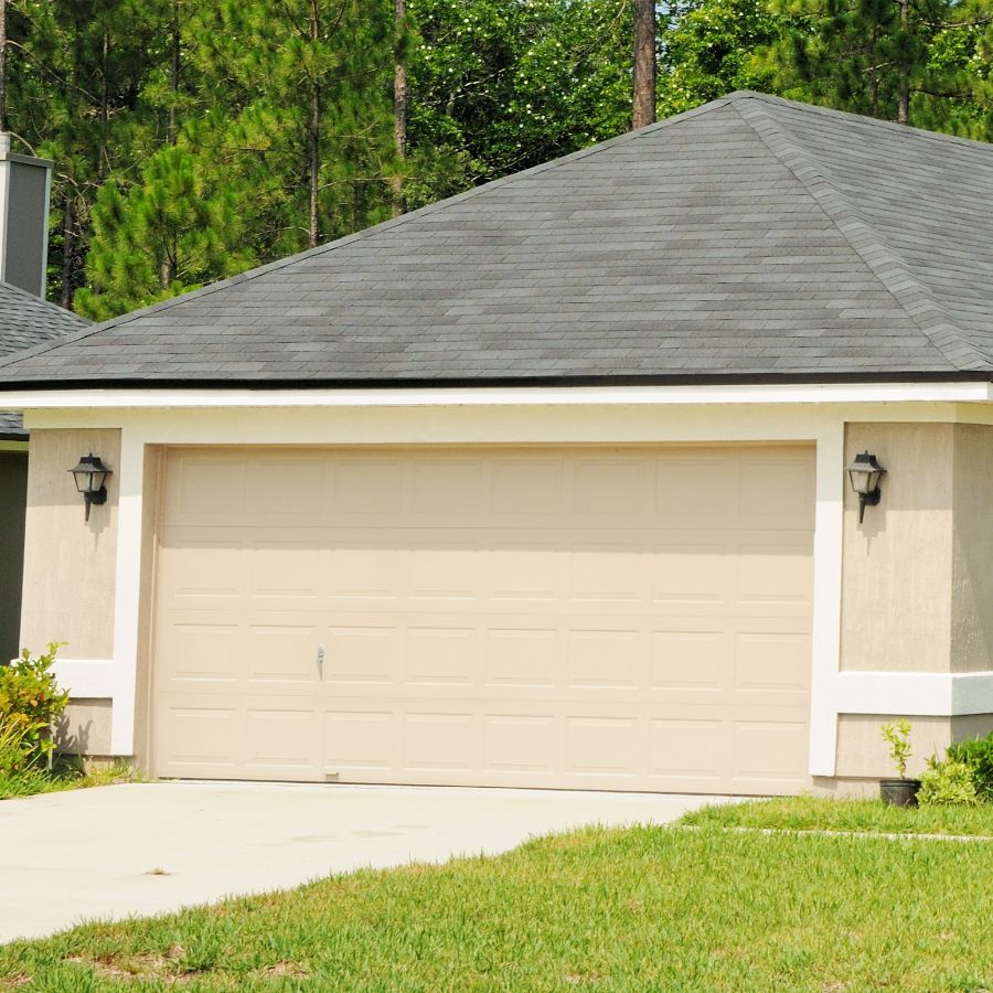 Middleburg VA home with updated garage door serviced by local company Door Doctor