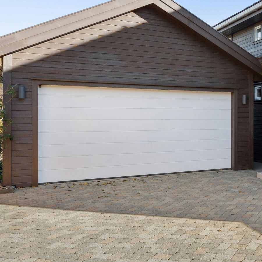 North Springfield, VA home with updated garage door serviced by local company Door Doctor