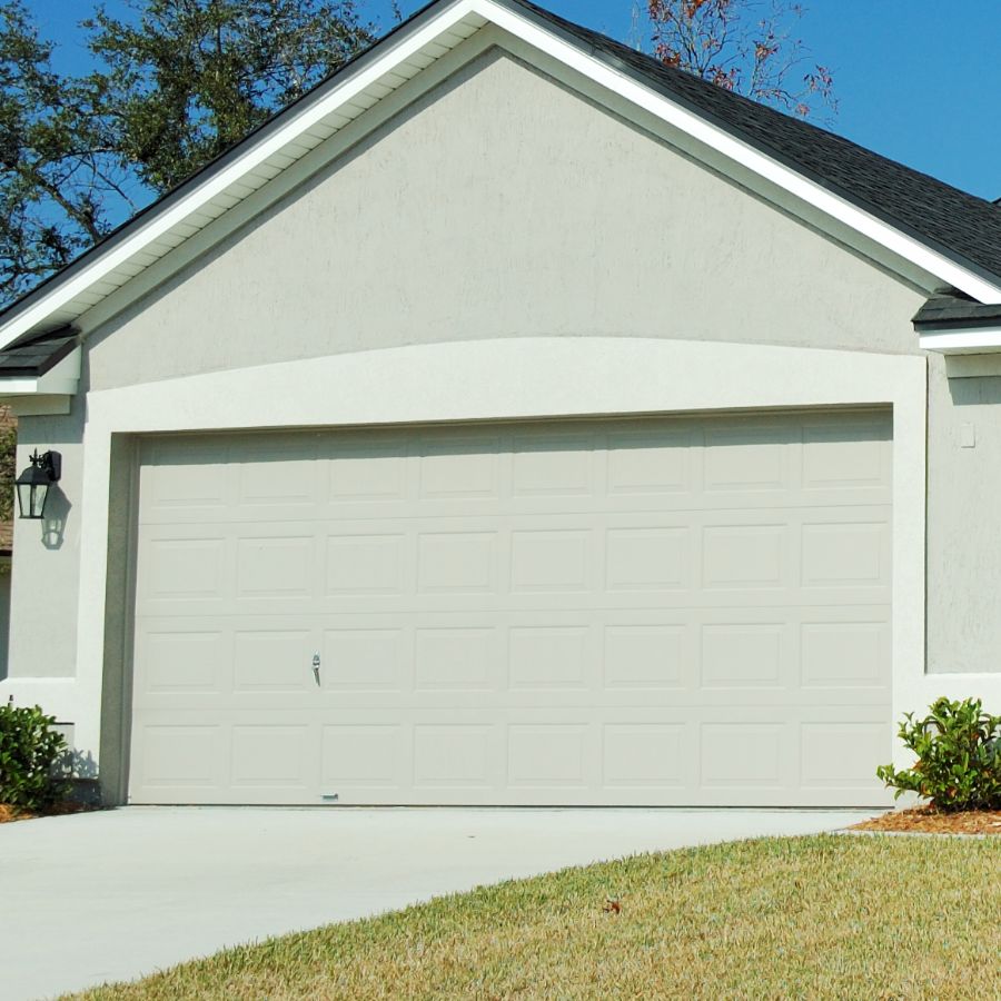 Oakton VA home with updated garage door serviced by local company Door Doctor