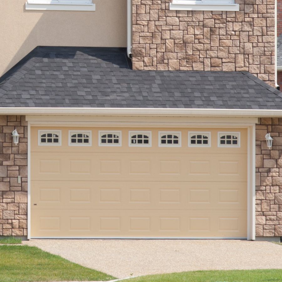 Purcellville VA home with updated garage door serviced by local company Door Doctor