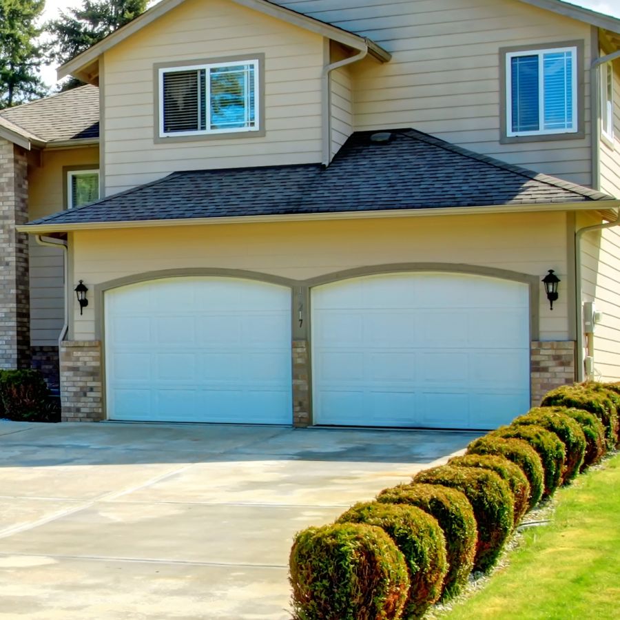 South Riding VA home with updated garage door serviced by local company Door Docto