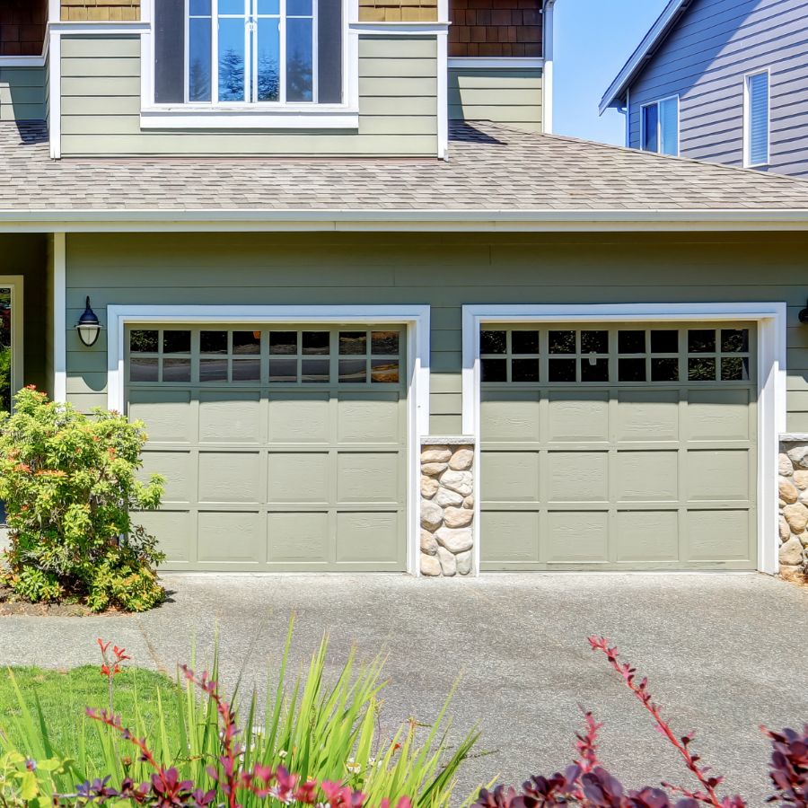 Springfield VA home with updated garage door serviced by local company Door Doctor