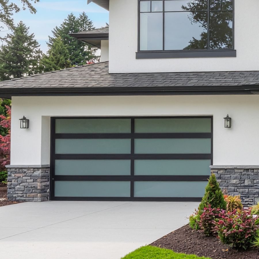 Stone Ridge VA home with updated garage door serviced by local company Door Doctor